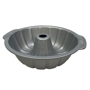 Tasty Non Stick Metal 10.5" Round Bakeware Bundt Pan Very Good Condition